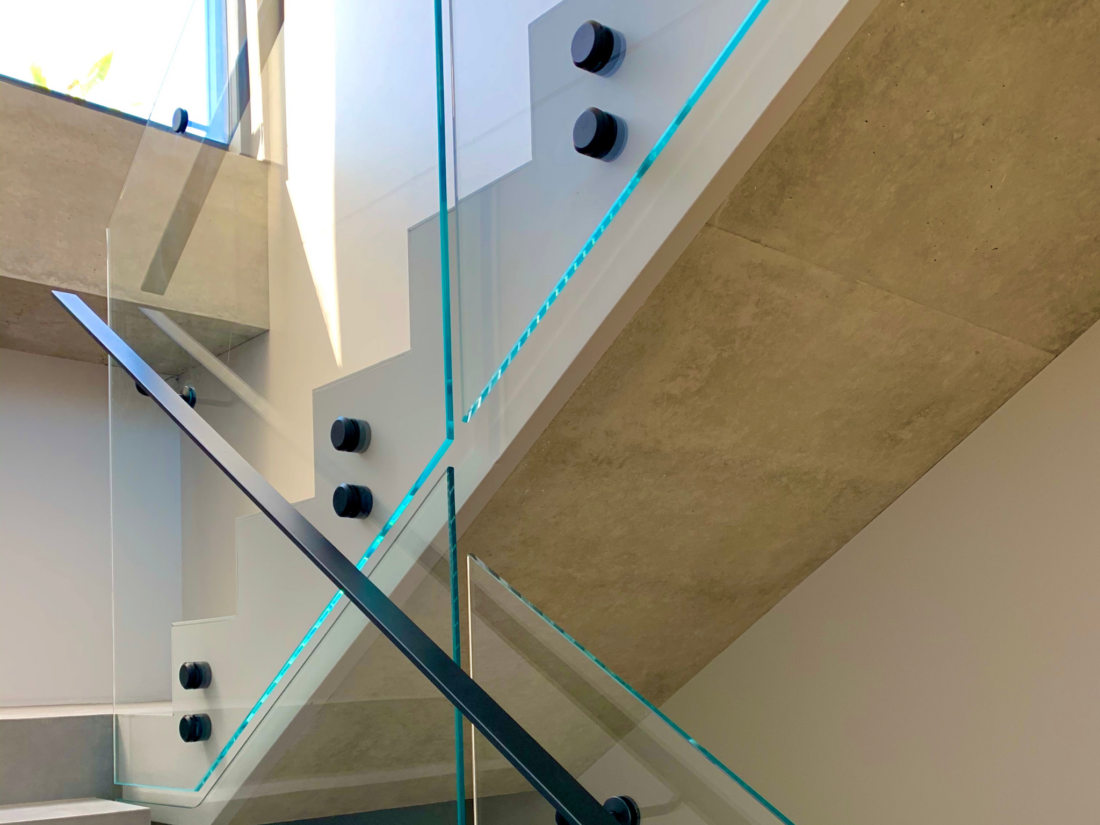 Side fixed low iron glass balustrade with side mount handrail Side fixed low iron glass balustrade with side mount handrail