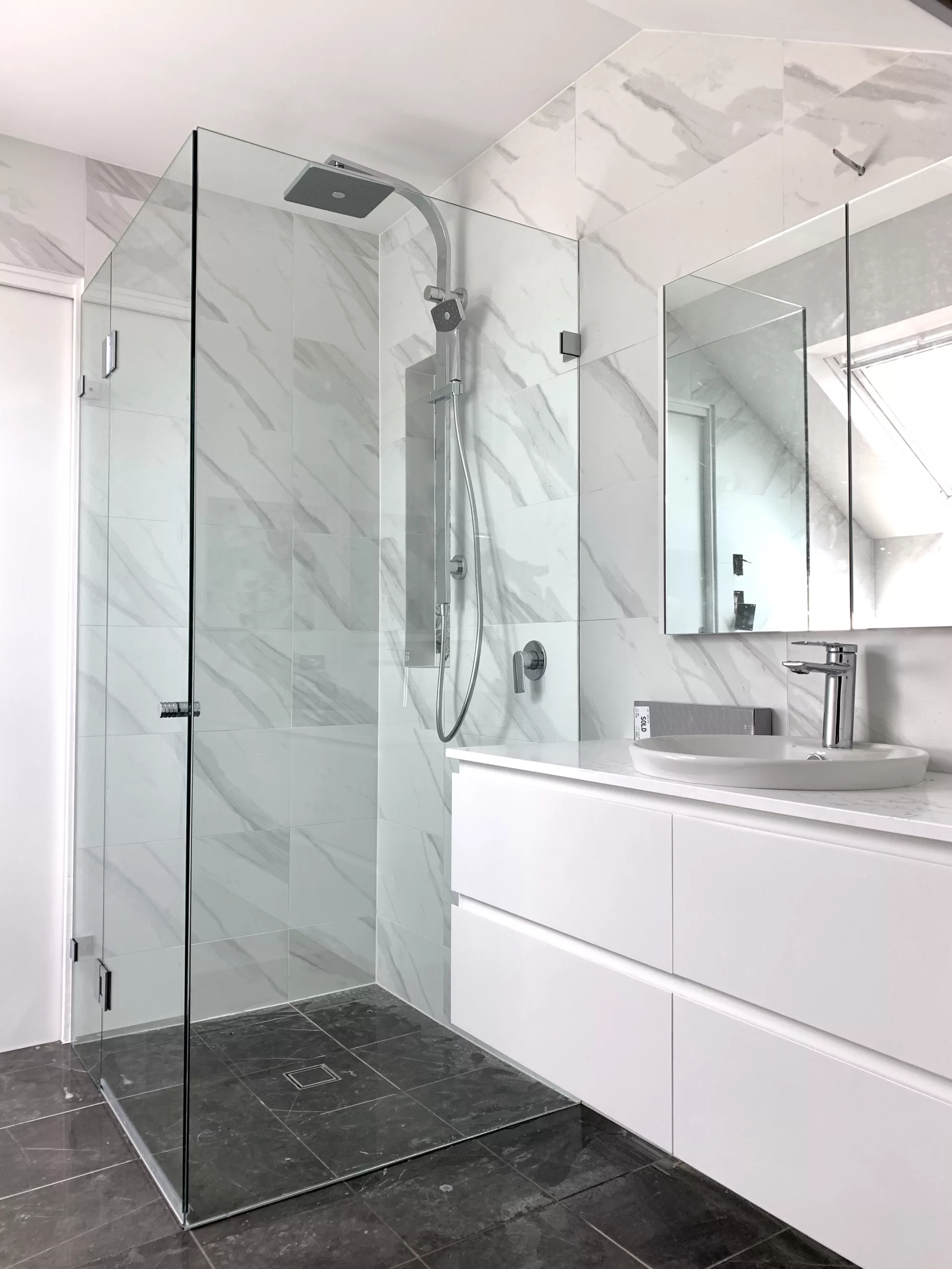 Frameless glass corner shower screen chrome hardware Frameless glass corner shower screen chrome hardware