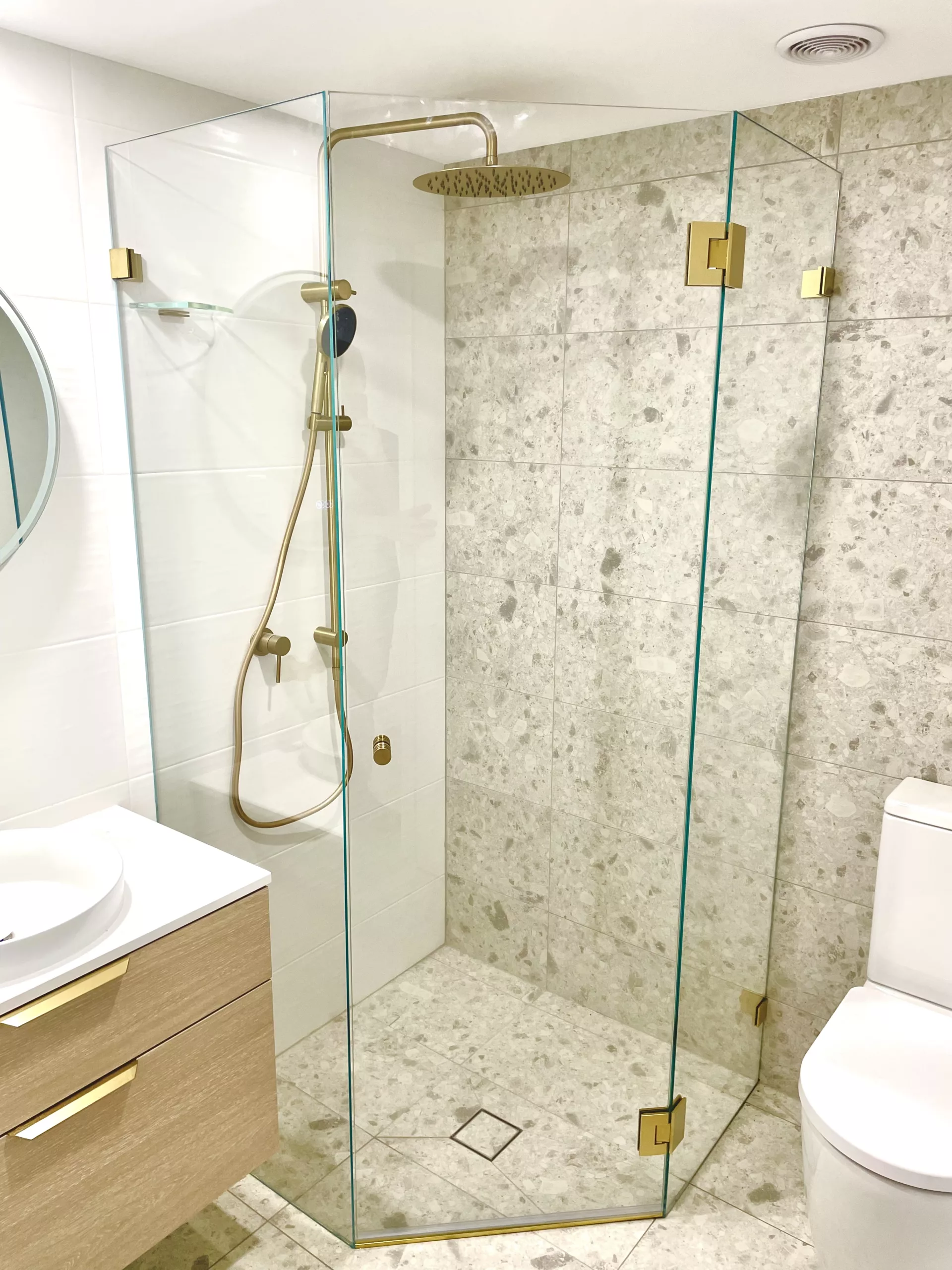 Low iron frameless glass diamond corner shower screen Low iron frameless glass diamond corner shower screen