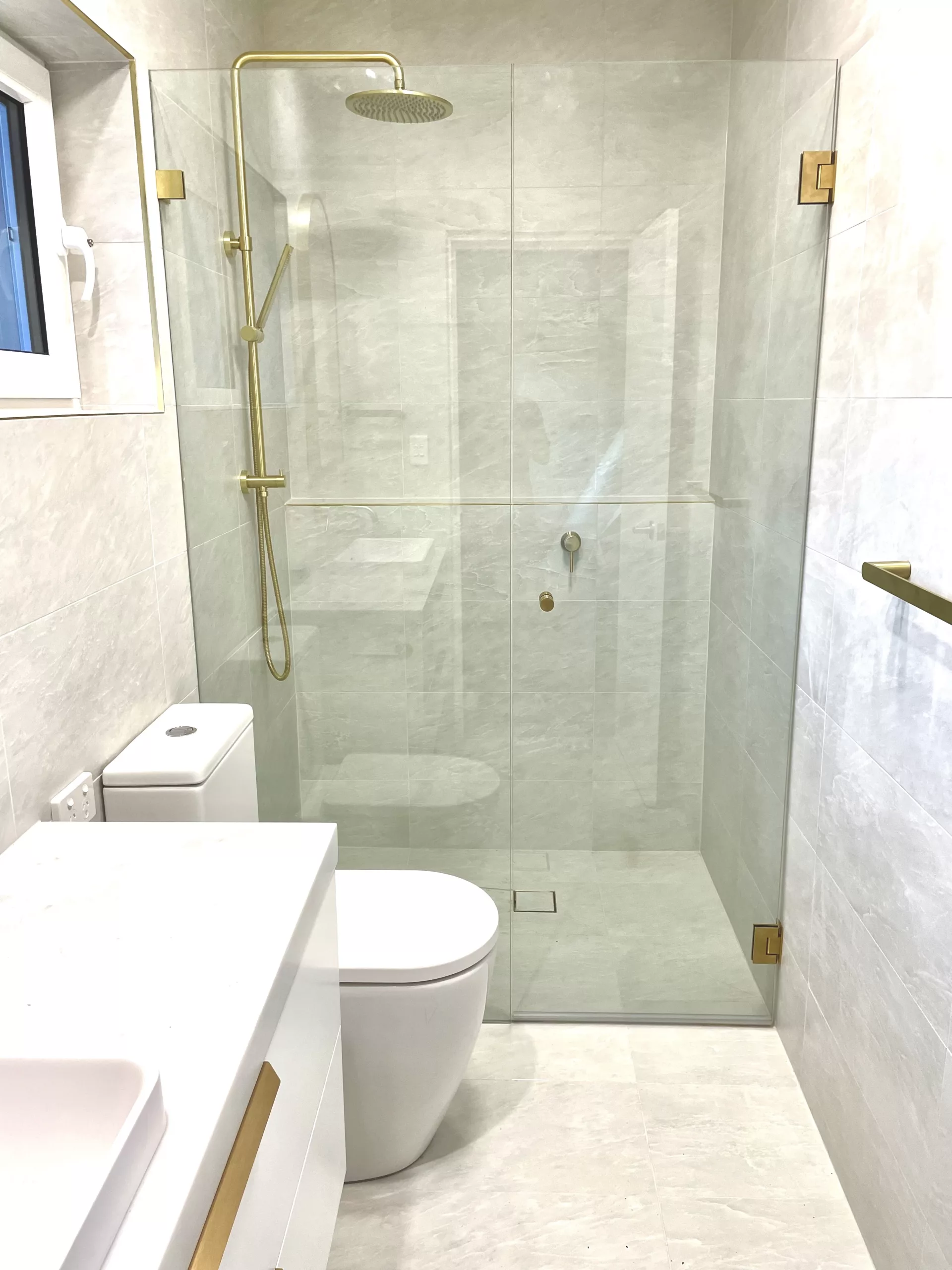 Frameless wall-to-wall 2 panel shower screen Frameless wall-to-wall 2 panel shower screen