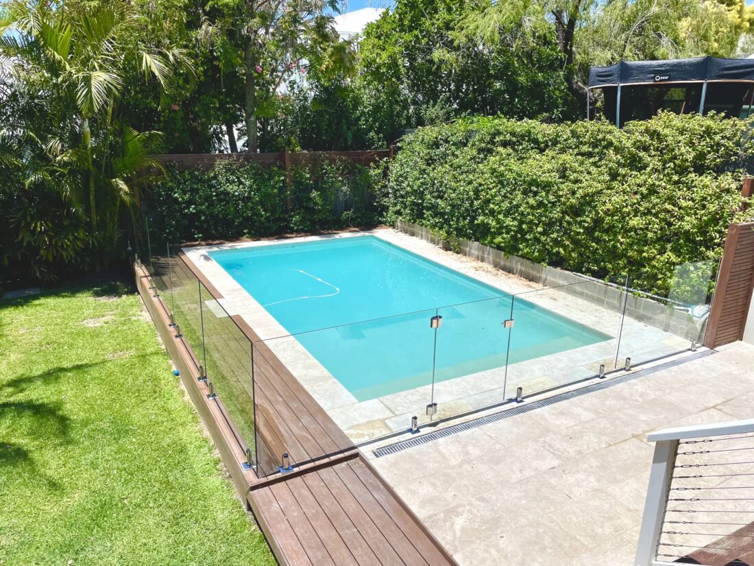 Frameless pool fence in surface mount spigots